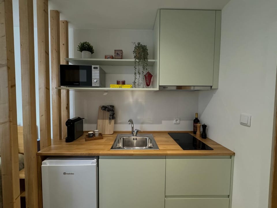 Coffee/tea facilities, Kitchen or kitchenette, minibar, stove