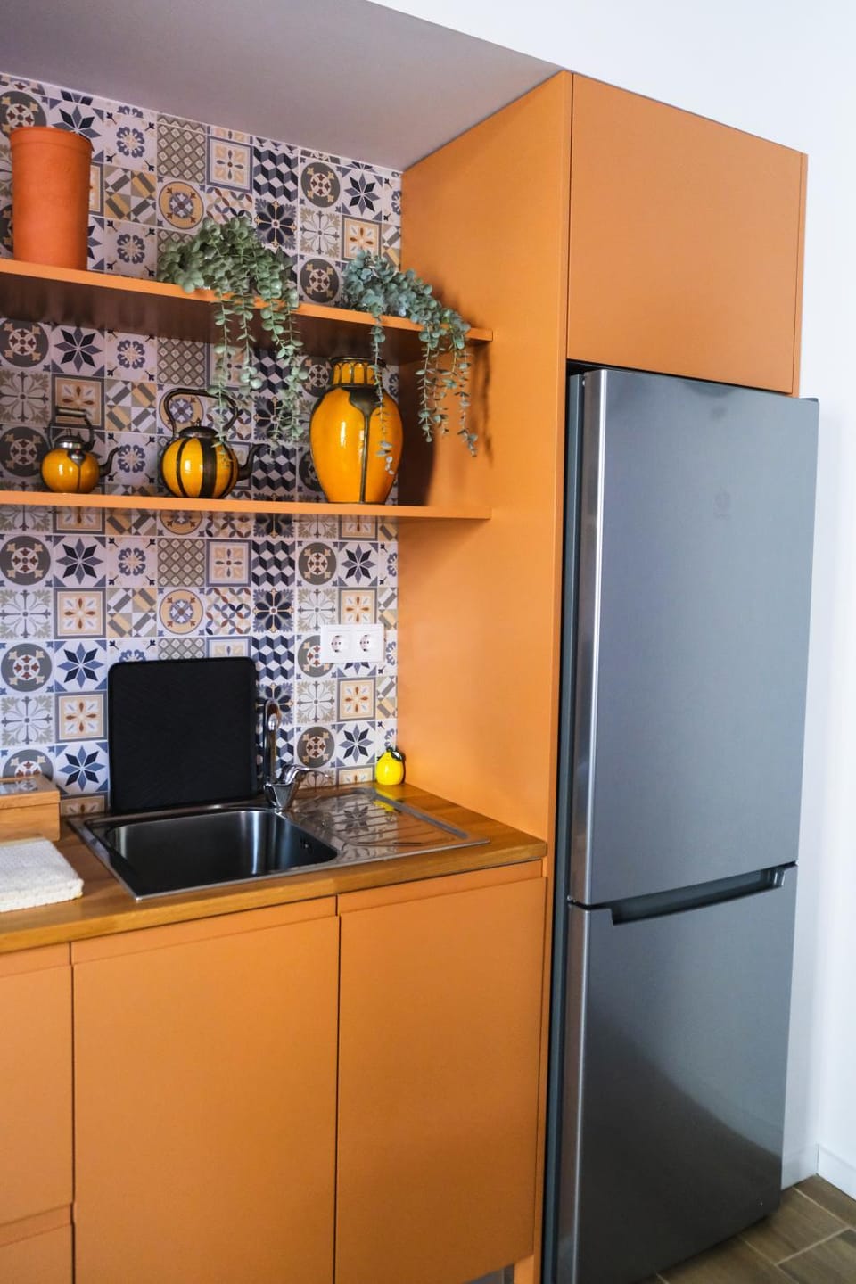 Kitchen or kitchenette, minibar, stove