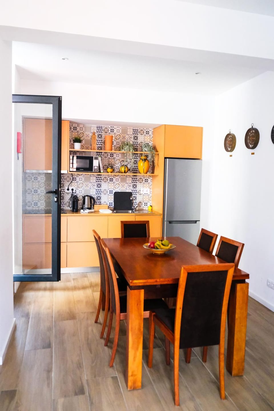 Kitchen or kitchenette, Dining area, minibar, stove