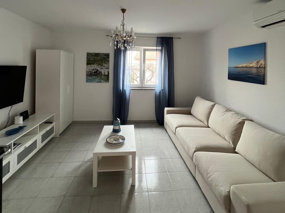 Communal lounge/ TV room, TV and multimedia, Living room, Seating area, Evening entertainment