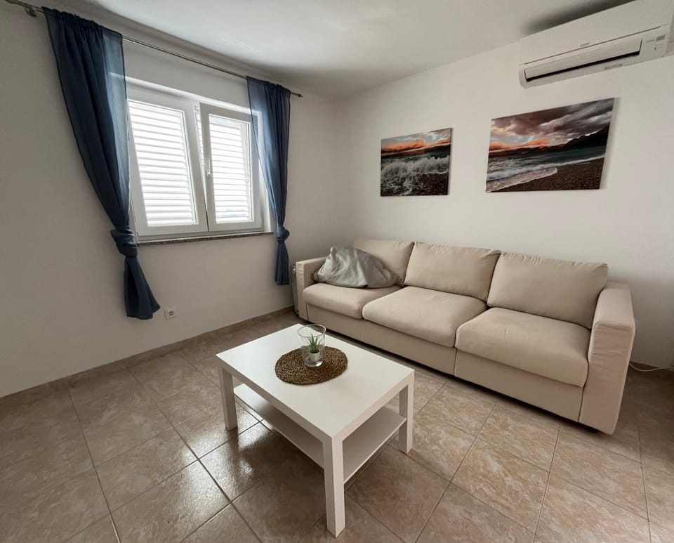 Living room, Seating area, air conditioner