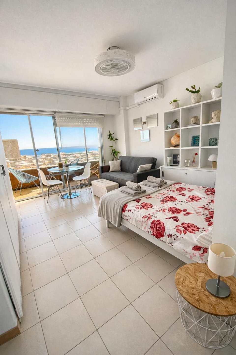 Bed, Balcony/Terrace, Living room, Photo of the whole room, Dining area, air conditioner