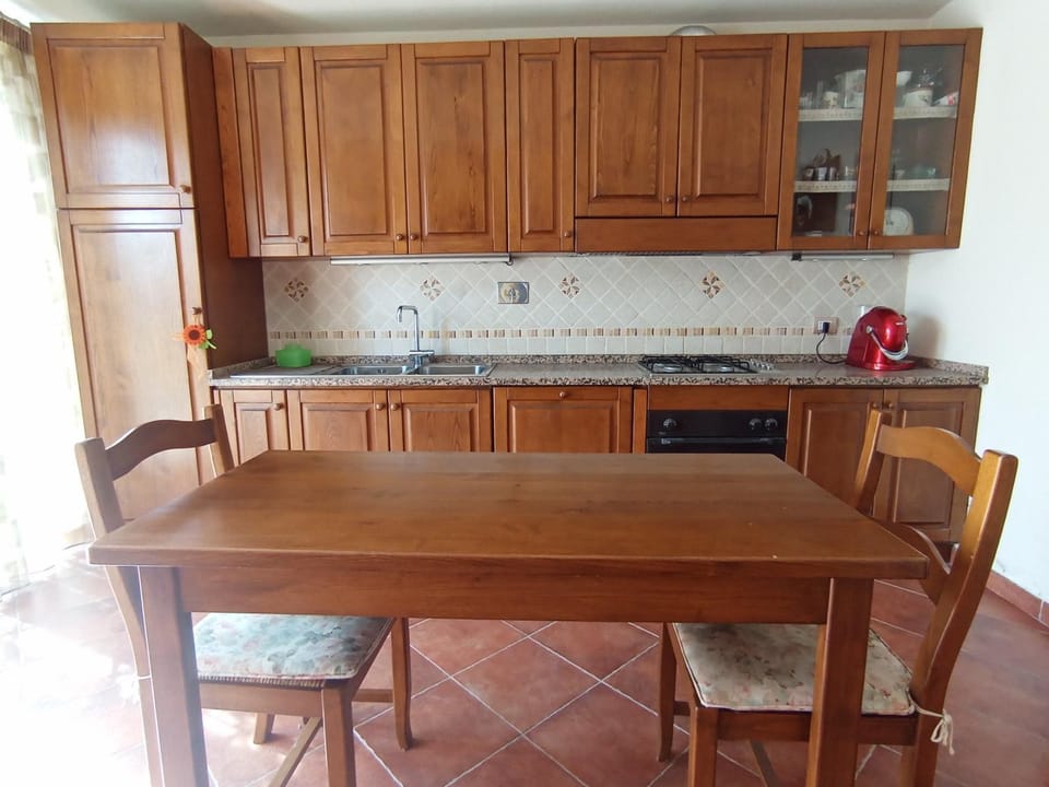 Dining area, dishwasher, pet friendly, stove