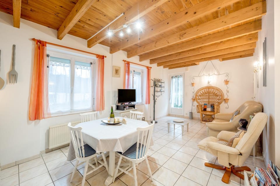 TV and multimedia, Living room, Dining area