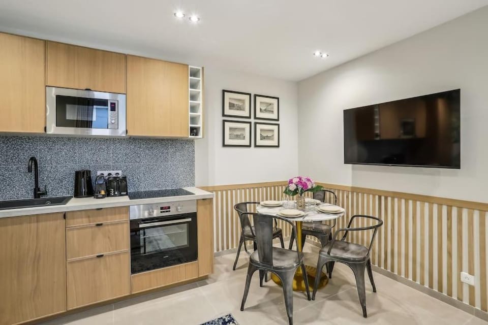 TV and multimedia, Coffee/tea facilities, Kitchen or kitchenette, Dining area, oven, stove, toaster
