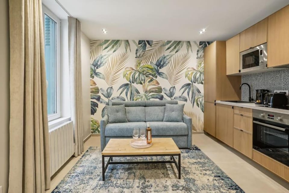 Kitchen or kitchenette, Living room, Seating area, stove