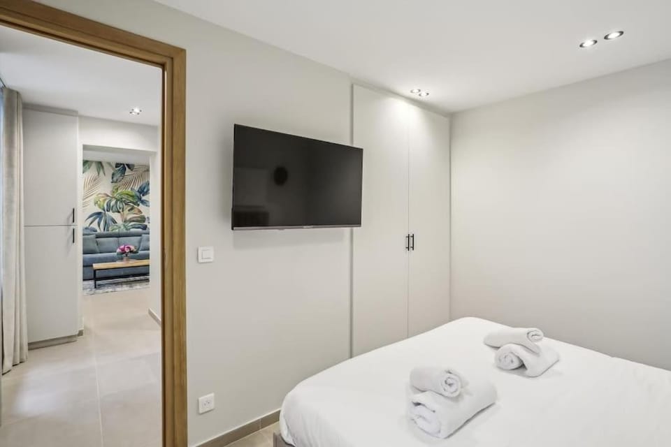 Bed, TV and multimedia, Photo of the whole room, Bedroom, towels, wardrobe