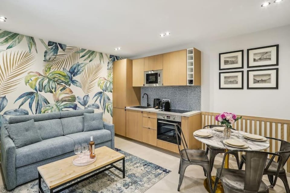 Kitchen or kitchenette, Living room, Seating area, Dining area, oven