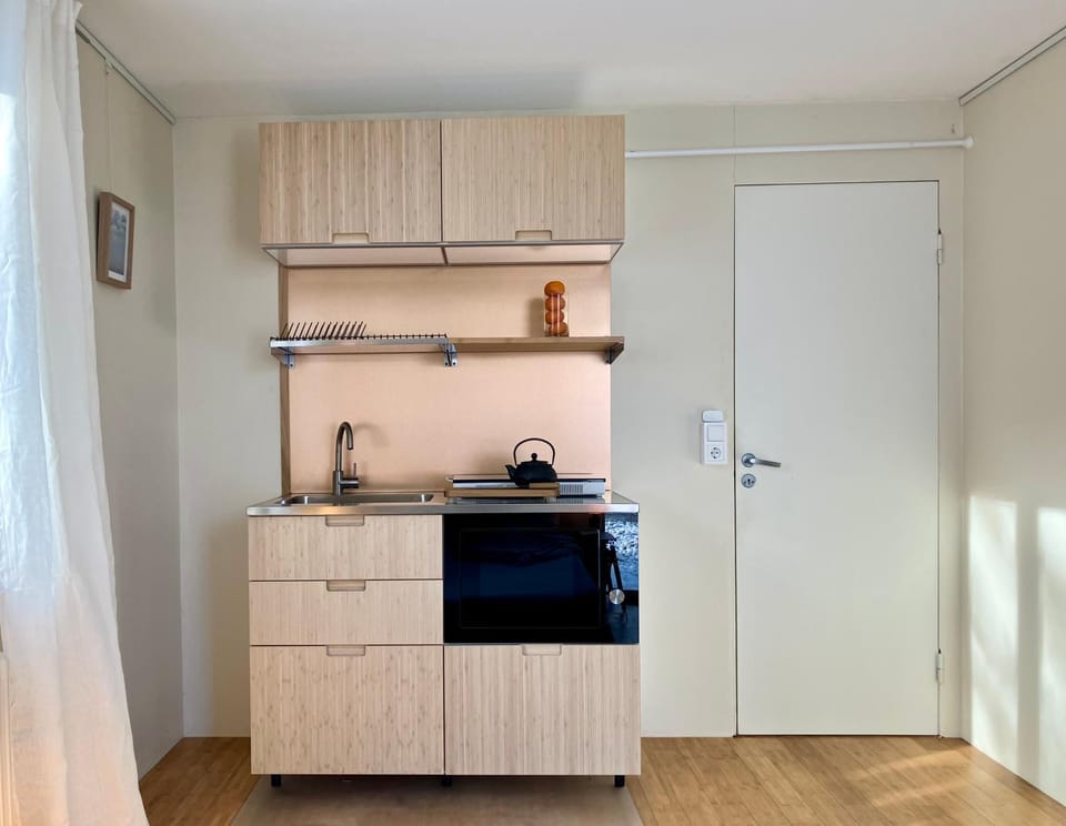 Kitchen or kitchenette, minibar