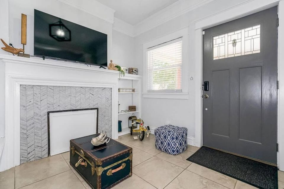 Modern Comfort in Historic Charm: 4BR KC Retreat House in South Hyde Park