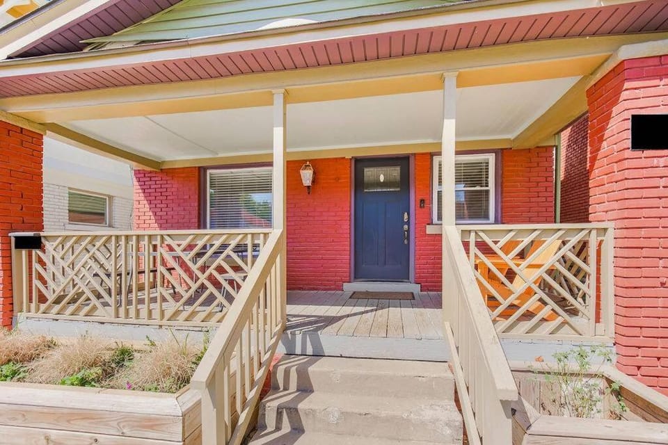 Modern Comfort in Historic Charm: 4BR KC Retreat House in South Hyde Park