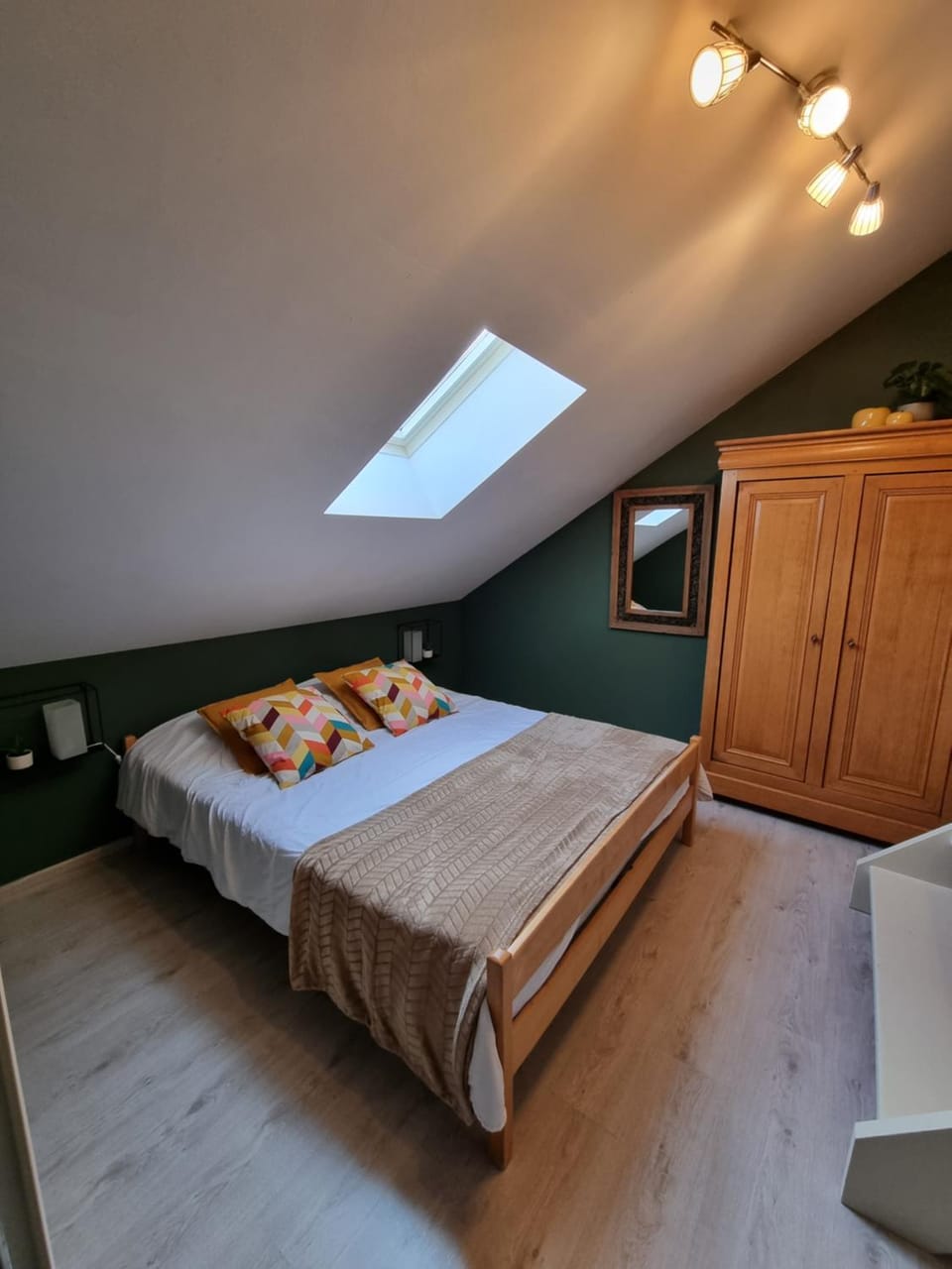 Photo of the whole room, Bedroom