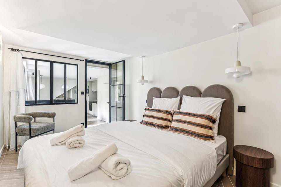 Bed, Photo of the whole room, Bedroom, towels