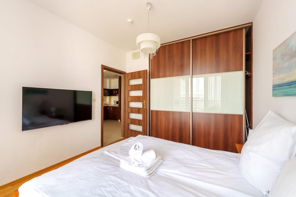 Bed, TV and multimedia, Photo of the whole room, Bedroom, towels, wardrobe