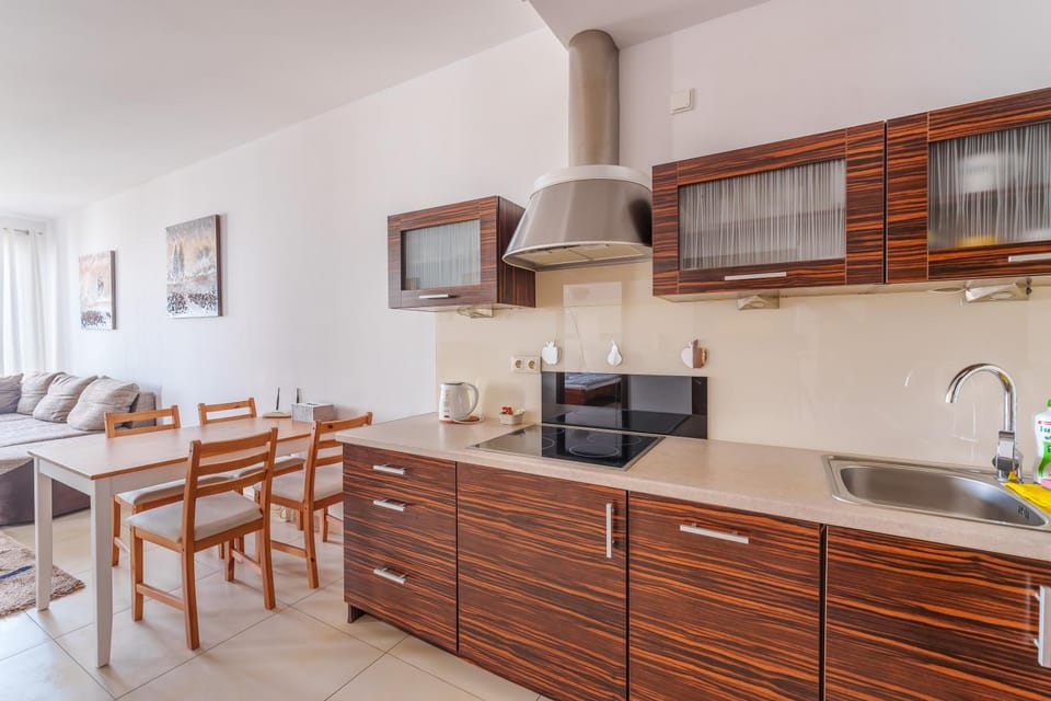 Kitchen or kitchenette, Living room, Seating area, Dining area, minibar, pet friendly, stove