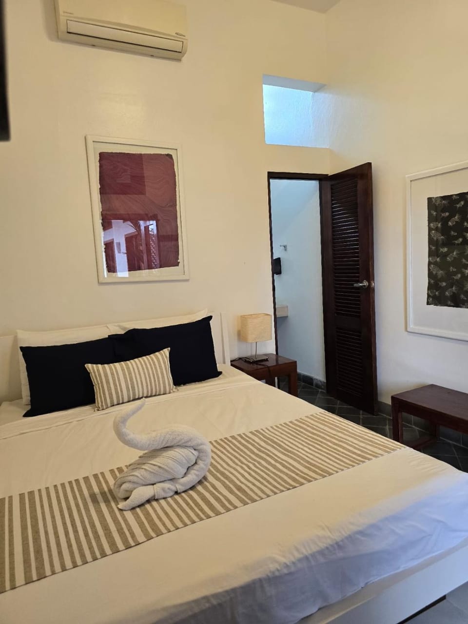 Bed, Photo of the whole room, Bedroom, air conditioner