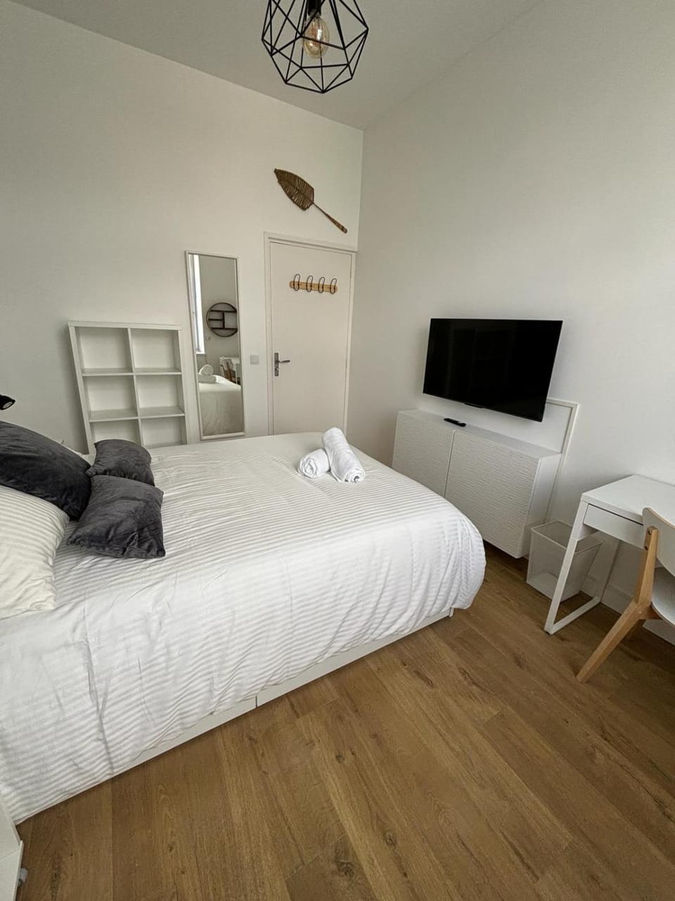 Bed, TV and multimedia, Photo of the whole room, Bedroom