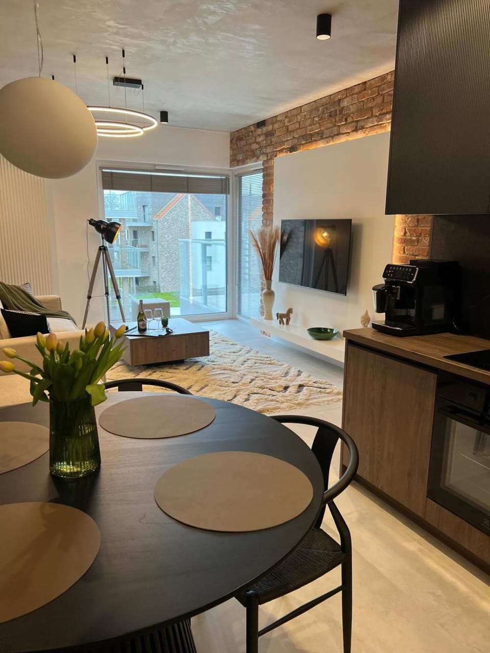 Kitchen or kitchenette, Living room, Seating area, Dining area