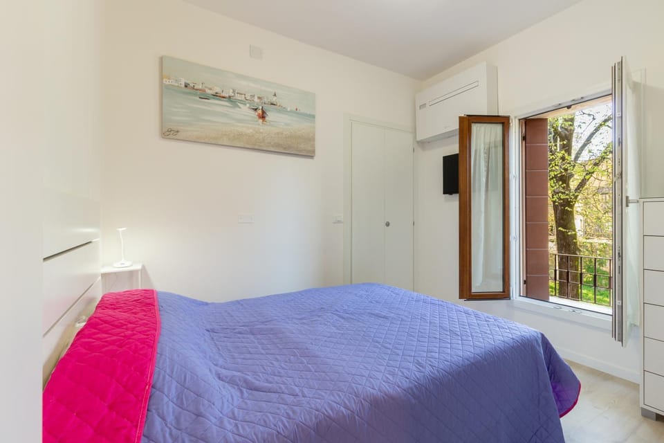 Bed, Photo of the whole room, Bedroom, River view