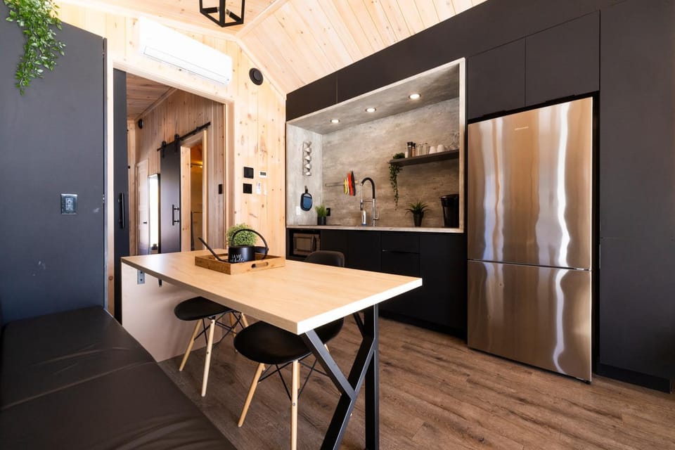 Kitchen or kitchenette, Dining area, minibar