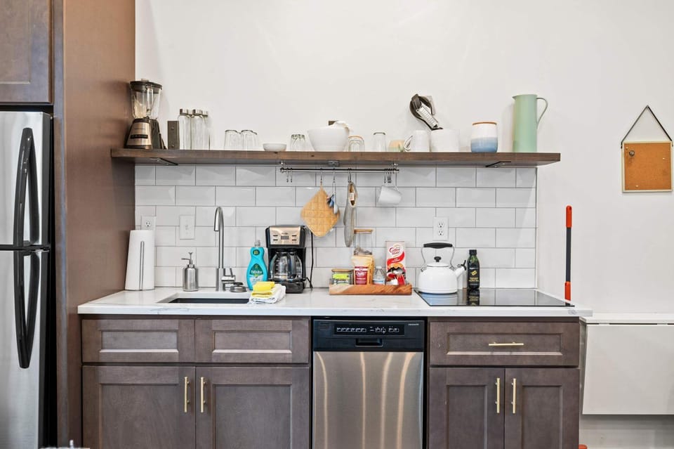 1BR with Kitchen & Free Parking - Walk Everywhere Apartment in Licking Riverside