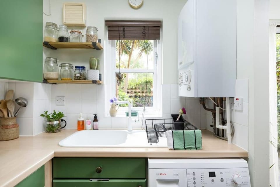 Victoria Park 2 Bedroom House w/ Garden & Parking House in London Borough of Hackney
