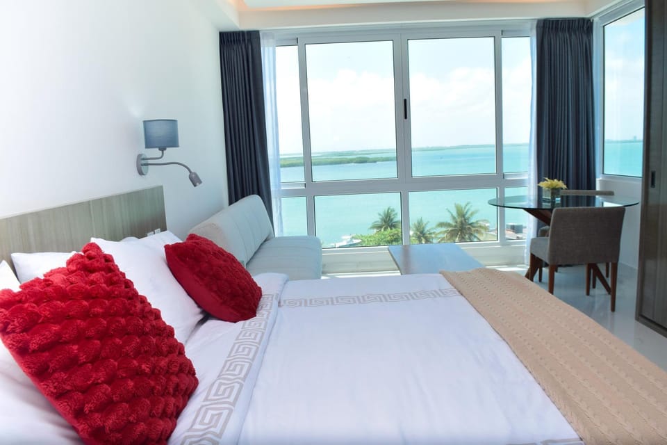 Bed, Natural landscape, TV and multimedia, View (from property/room), Living room, Photo of the whole room, Seating area, Bedroom, Lake view, air conditioner