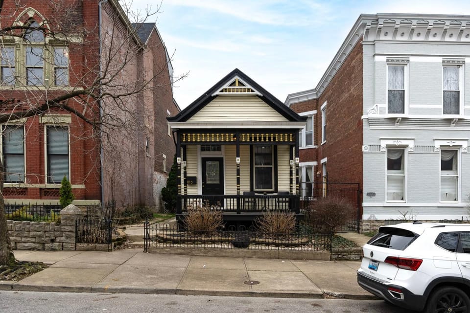 Walk to Downtown, Bars, Stadiums - Perfect for 4! House in Covington