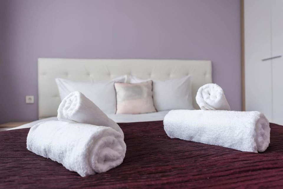 Bed, Bedroom, towels