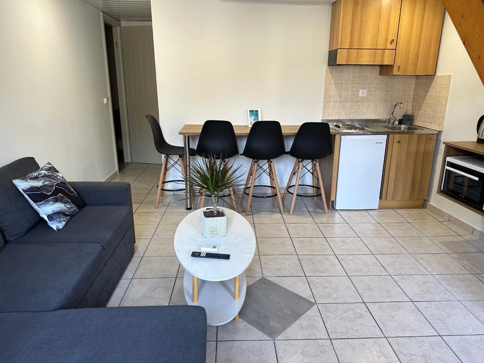 Kitchen or kitchenette, Living room, Seating area, Dining area