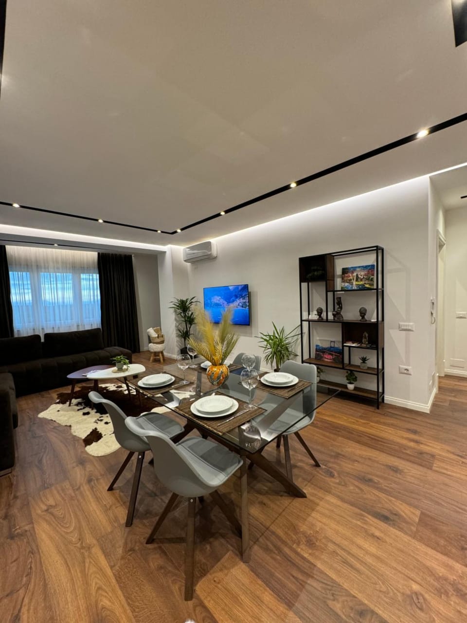 TV and multimedia, Kitchen or kitchenette, Living room, Seating area, Dining area