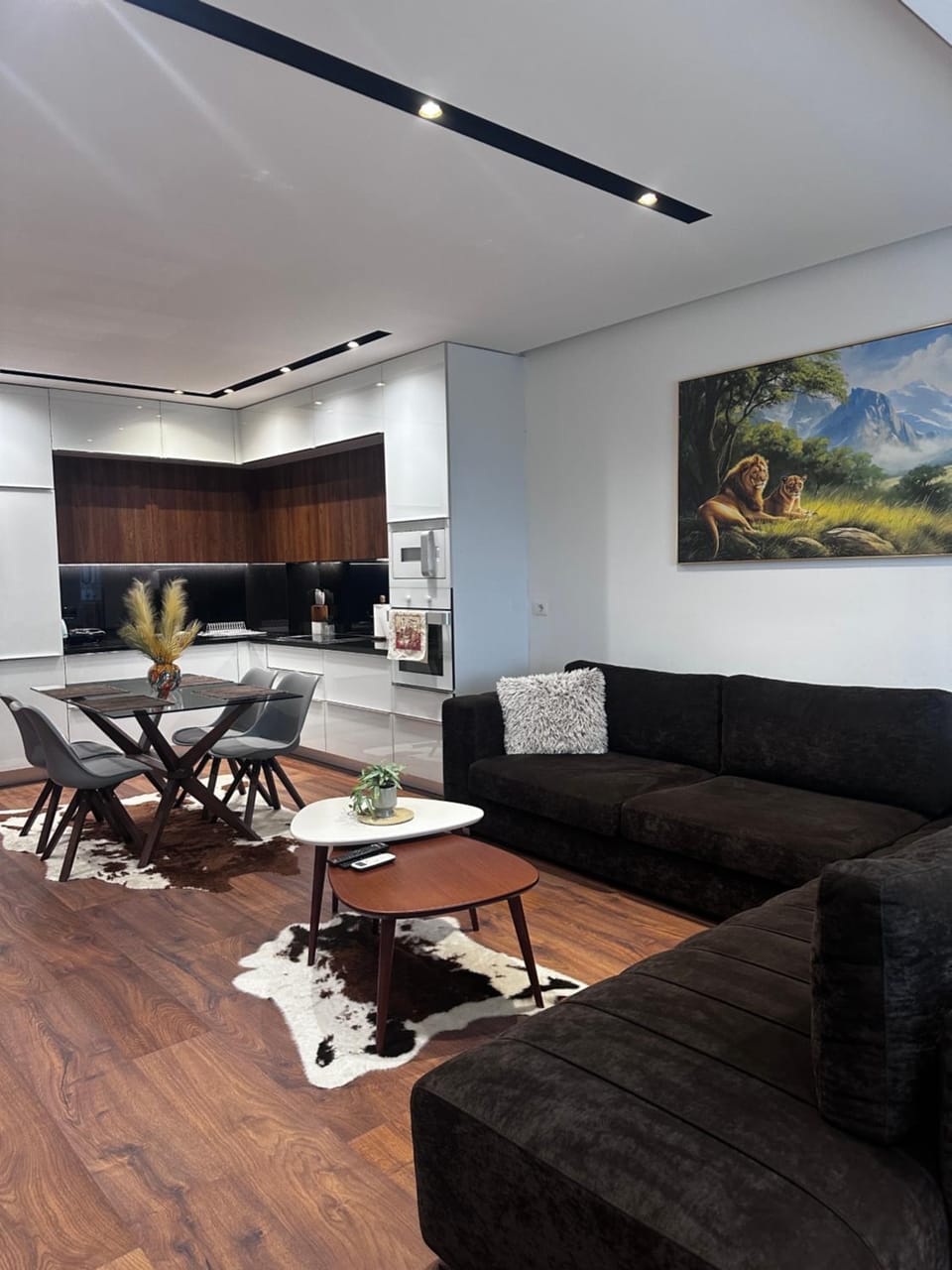 TV and multimedia, Kitchen or kitchenette, Living room, Seating area, Dining area