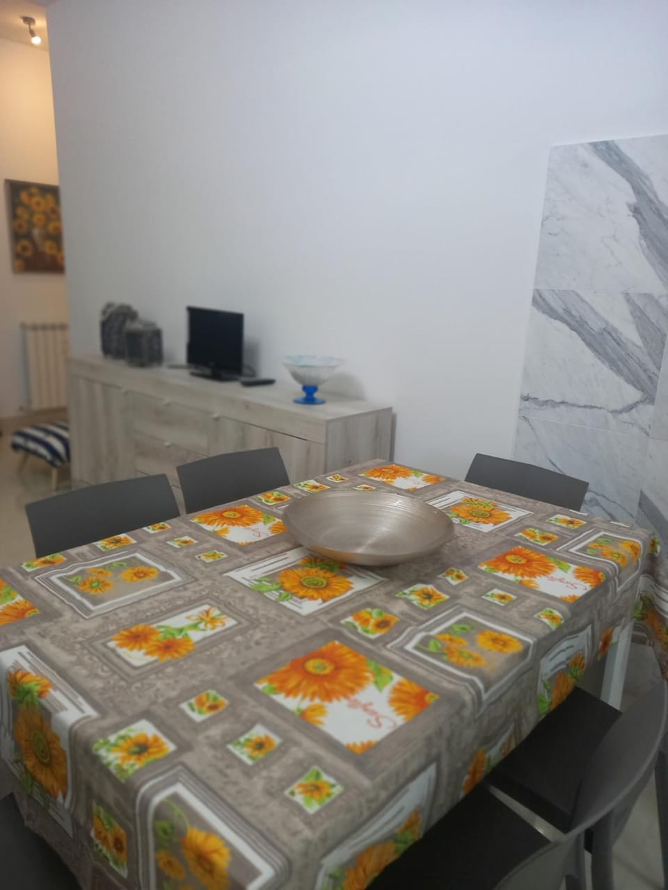 Communal lounge/ TV room, TV and multimedia, Living room, Seating area, Dining area