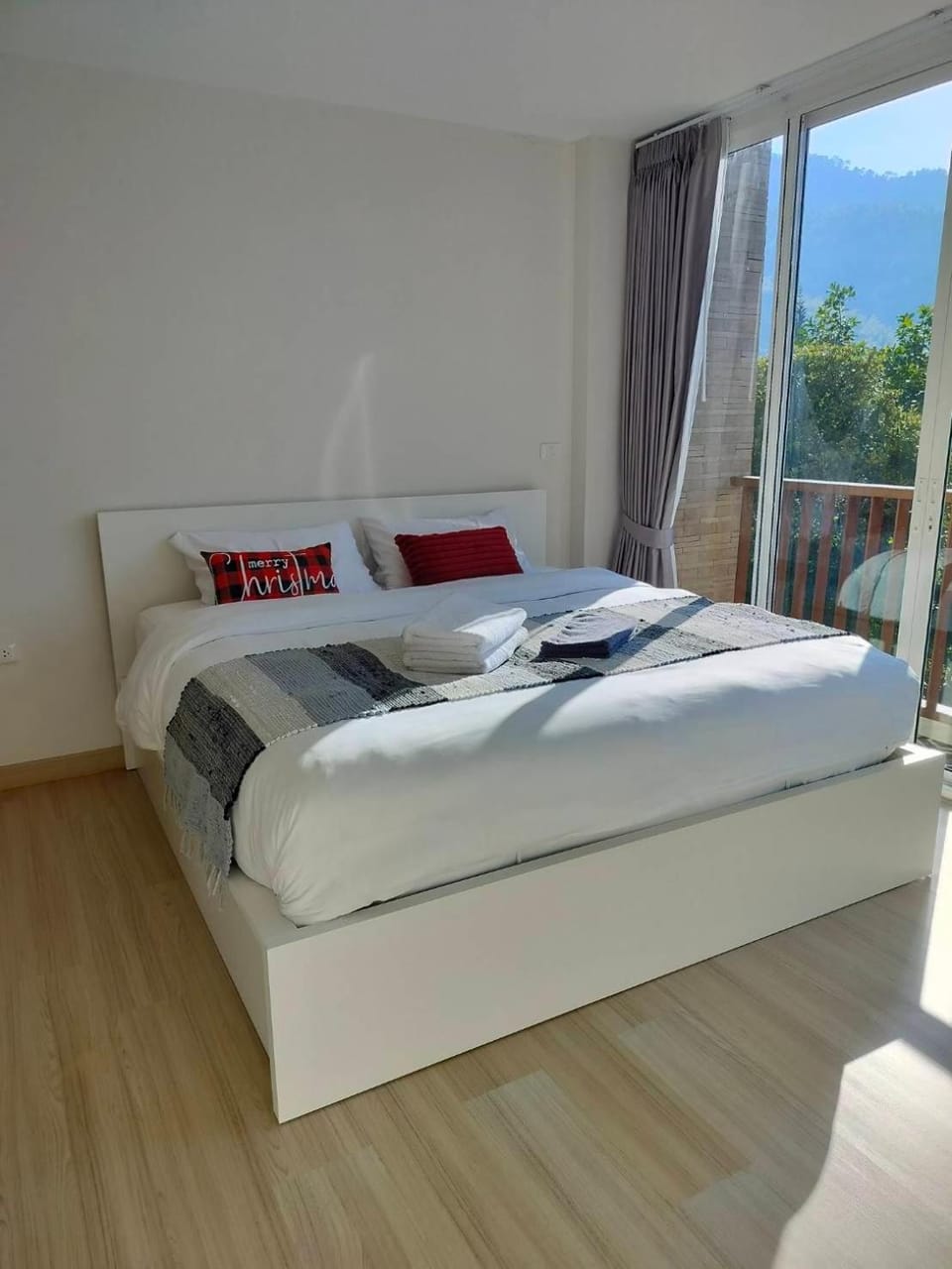 Bed, Bedroom, towels