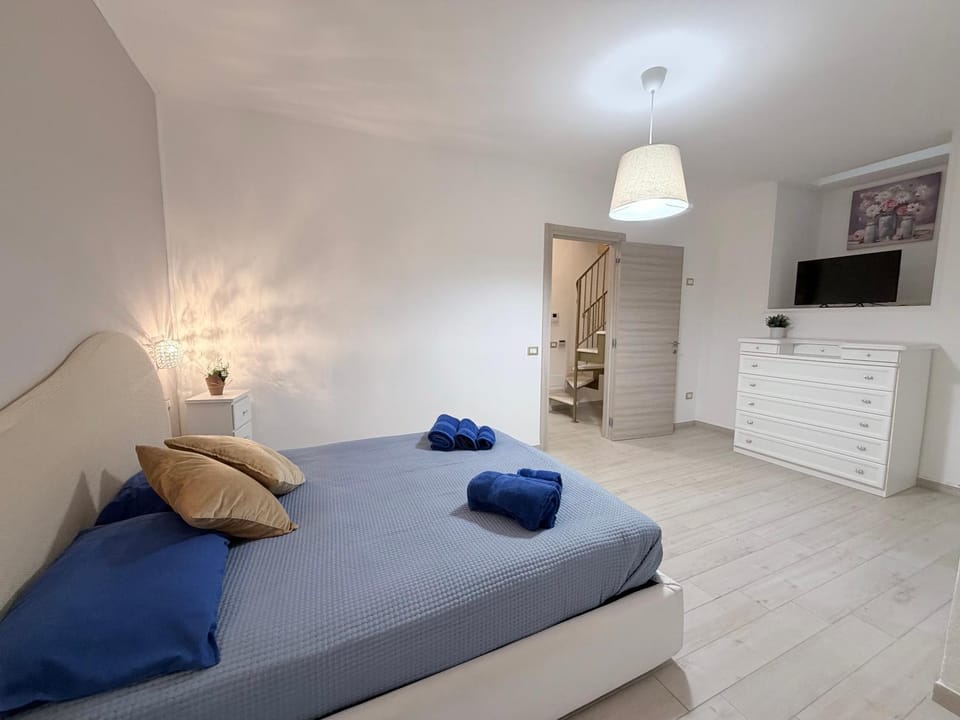 Bed, TV and multimedia, Photo of the whole room, Bedroom, towels