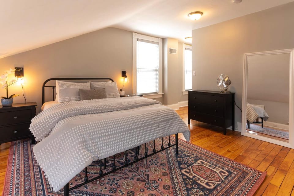 Main Street 2BR, Walk to Bars, Stadiums, Downtown Apartment in Covington