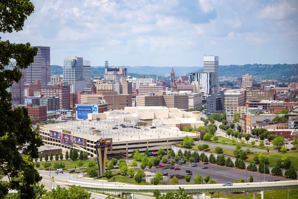 4BR Bridal, Group Retreat - Walkable - Skyline Views House in Cincinnati