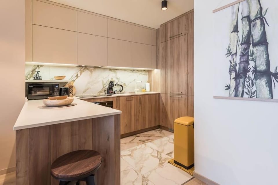 Kitchen or kitchenette, microwave, stove