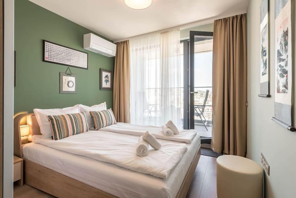 Bed, Bedroom, towels