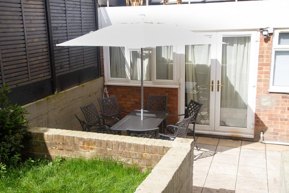 Spacious 4-bedroom Townhouse with Garden- Perfect for Groups! House in London Borough of Southwark