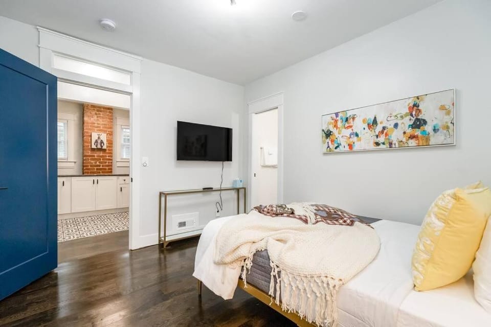 Spacious 5BR/5.5BA Near Plaza & Museum House in South Hyde Park
