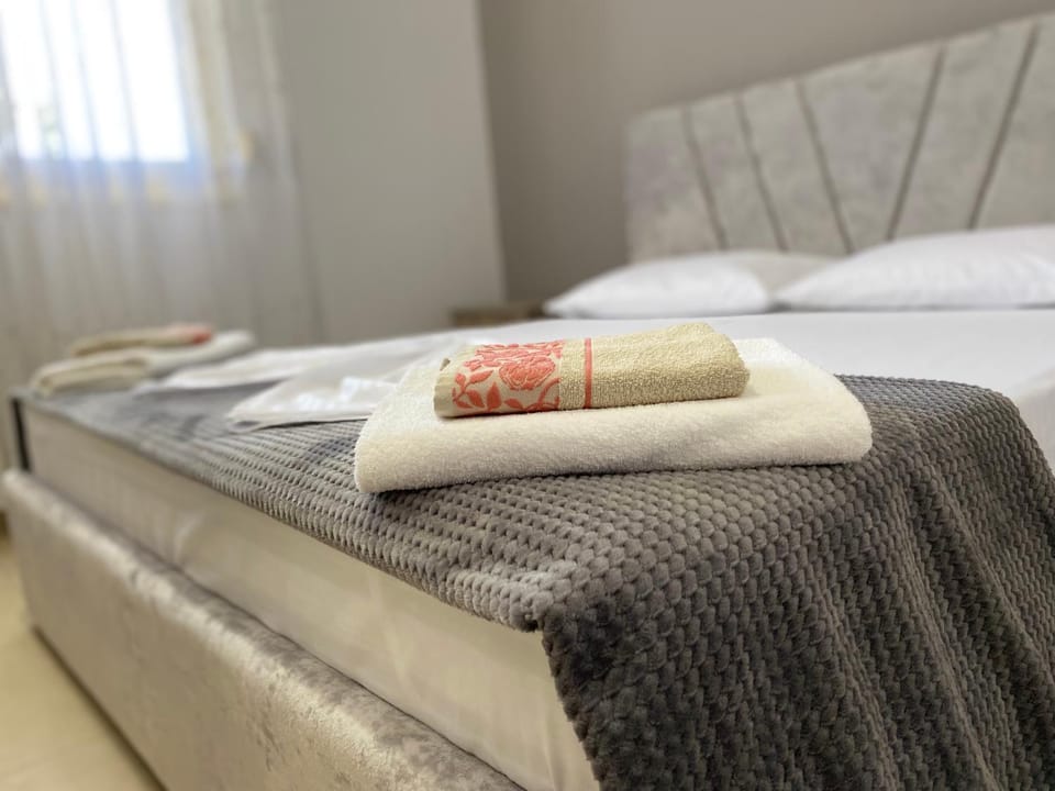 Bed, Photo of the whole room, Bedroom, towels