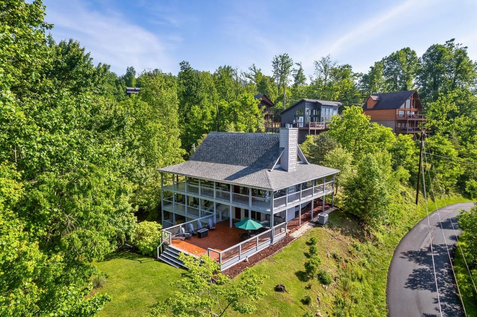 3 Resort pools! Fire Pit! Hot Tub! Nerf Gun Wall! Arcade! Ping Pong! Pickleball! House in Pittman Center