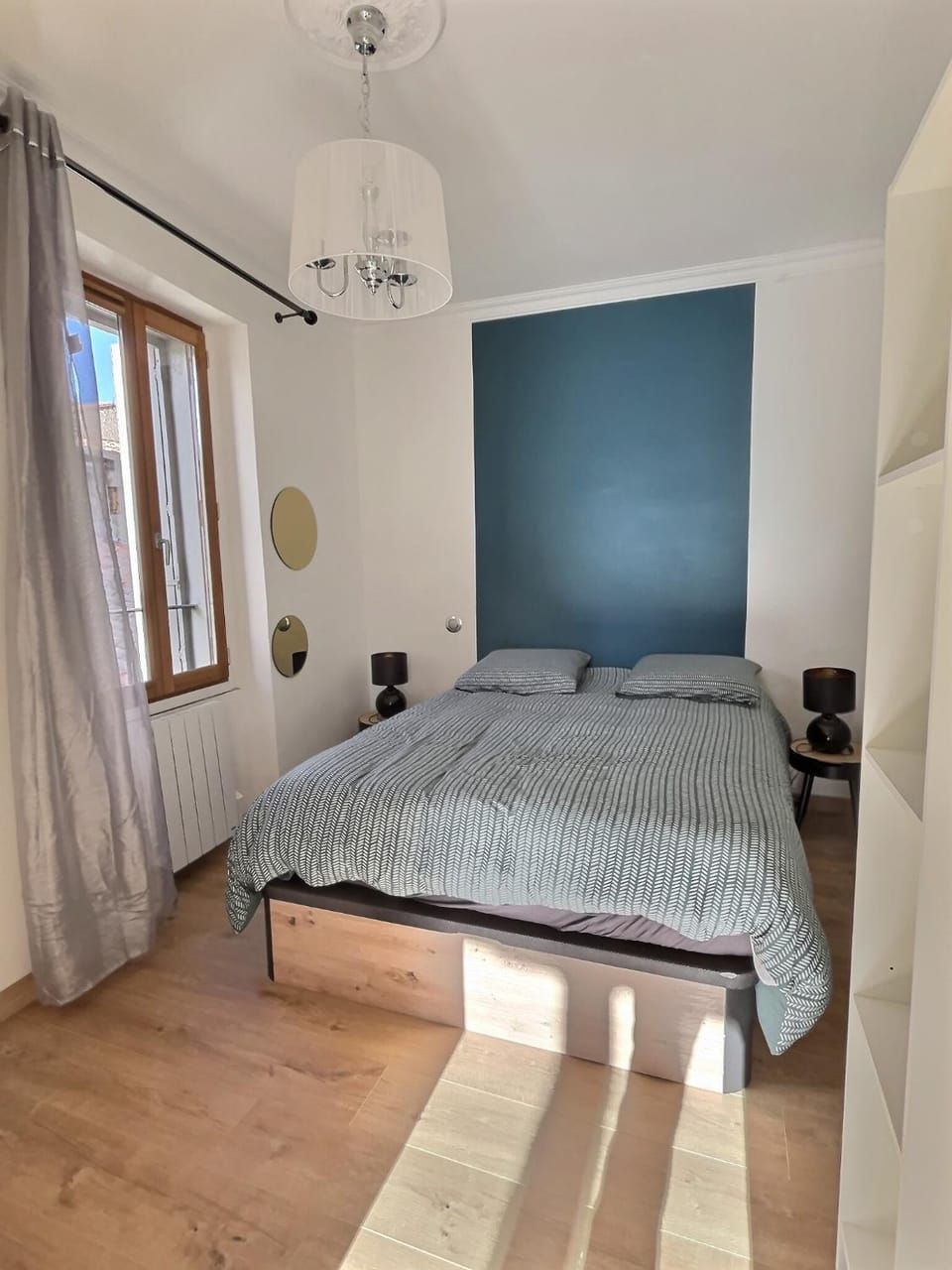 Photo of the whole room, Bedroom