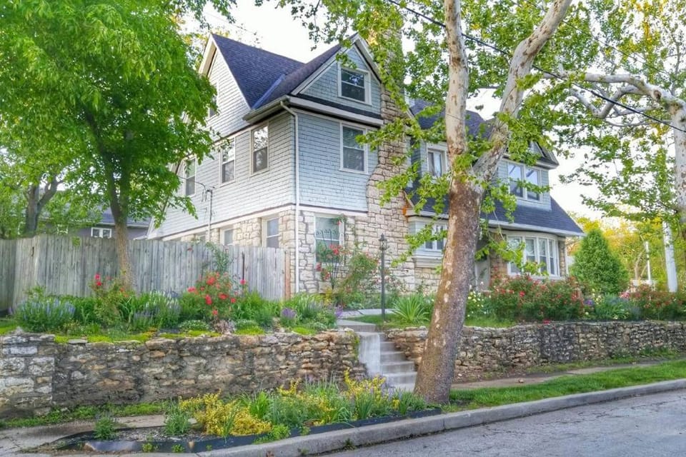 Grand Mansion: 6BR, 5.5BA Near Top KC Attractions House in South Hyde Park