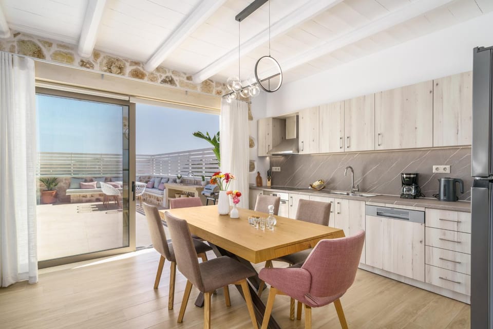 Coffee/tea facilities, Kitchen or kitchenette, Dining area, minibar, pet friendly, stove