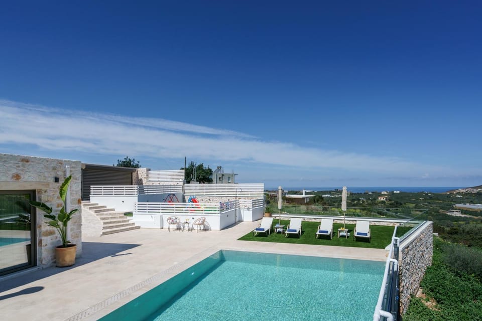 Patio, View (from property/room), Swimming pool, sunbed