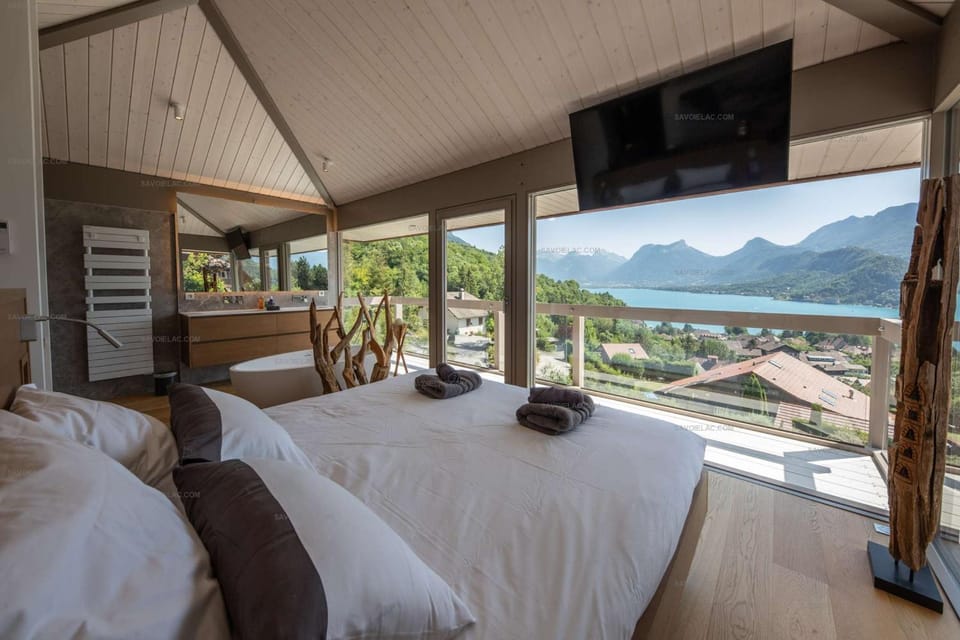 Bed, TV and multimedia, View (from property/room), Balcony/Terrace, Photo of the whole room, Bedroom, Mountain view