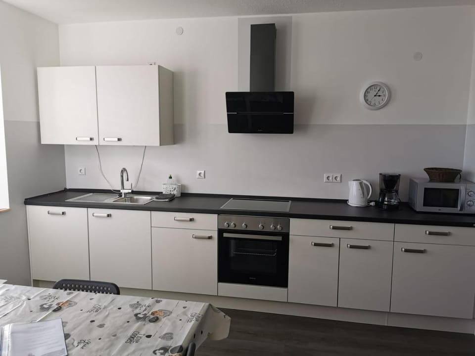 Coffee/tea facilities, Kitchen or kitchenette, Communal kitchen, dishwasher, microwave, stove, toaster