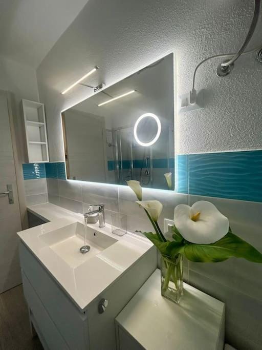Bathroom, towels